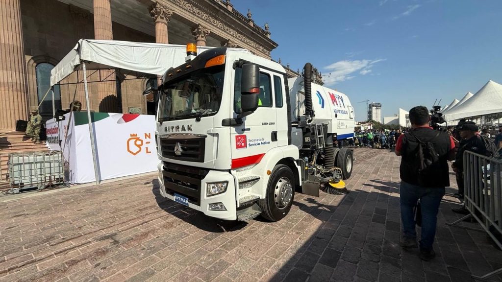 servicios-públicos-de-monterrey-despliega-operativo-de-limpieza-con-barrido-y-recolección-en-el-centro