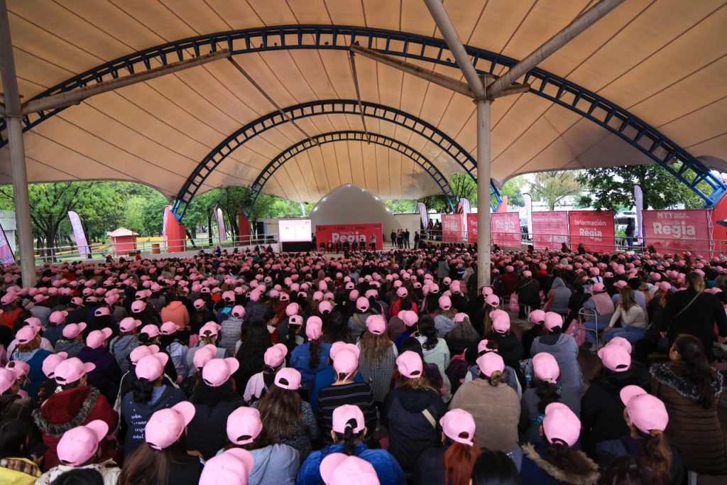 entrega-de-tarjeta-regia-plus-impulsa-la-economía-familair