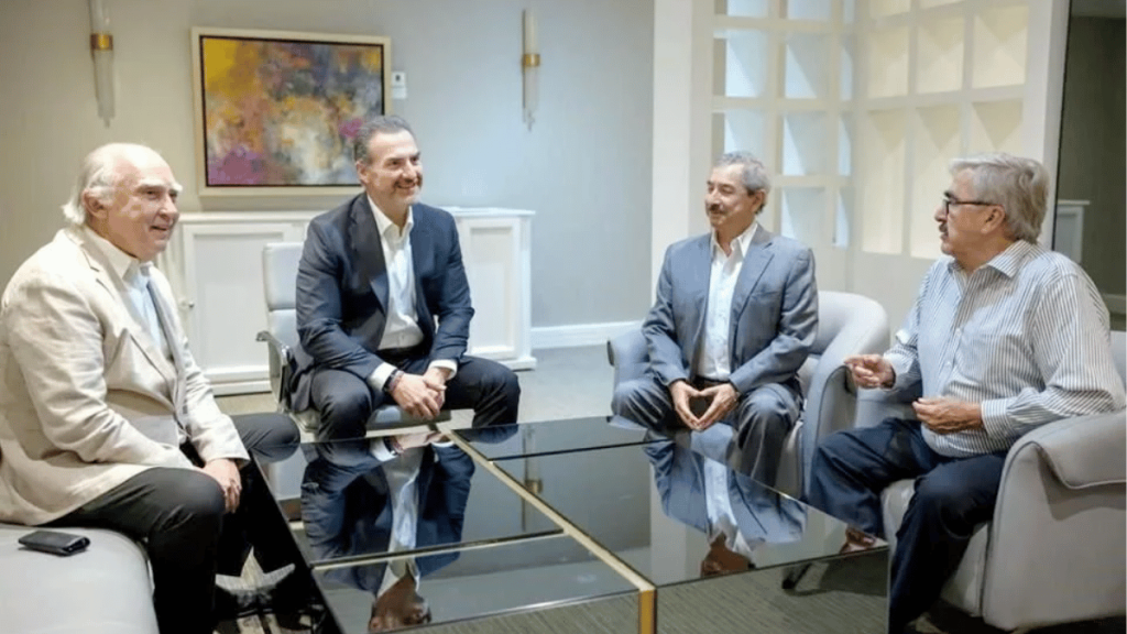 Foto de Adrián de la Garza con el ex Gobernador panista Fernando Canales y los ex Gobernadores priistas Natividad González Parás y Benjamín Clariond tomada la misma semana de cuando Fox se reúne con Adrián.