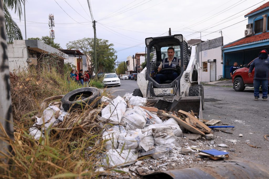 Adrián de la Garza mejora la seguridad ciudadana de la colonia del maestro