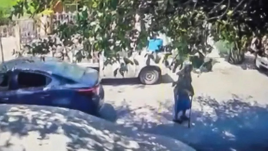 imagen muestra como el Chofer huye tras atropello de señora mayor