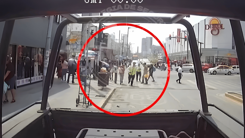 Conmueven imágenes de oficiales salvando a niña