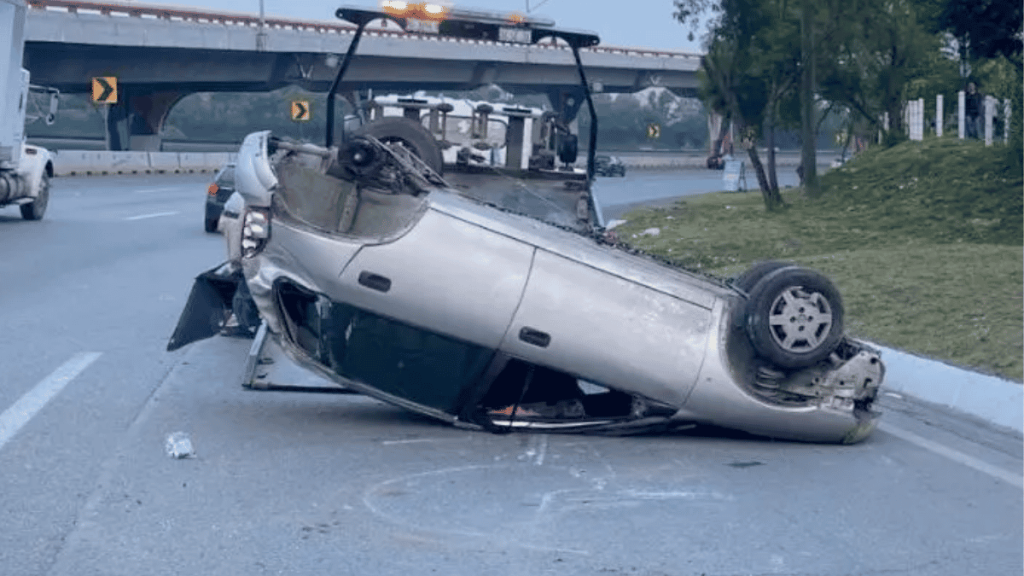 conductor volcó su vehículo en la avenida Miguel de la Madrid