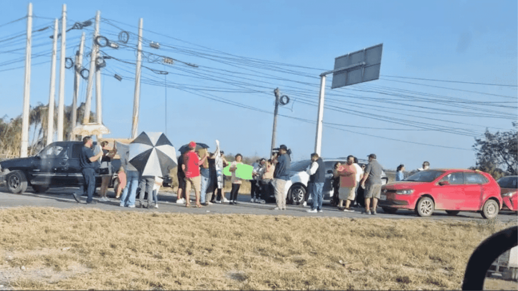 Vecinos de Zuazua protestan por Apagones en Nuevo León para llamar la atención a CFE en Monterrey