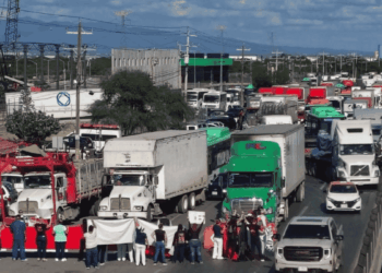Trabajadores del IMSS bloquean avenida Miguel Alemán - NotiViral