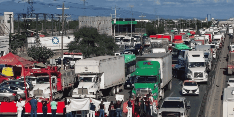 Trabajadores del IMSS bloquean avenida Miguel Alemán - NotiViral