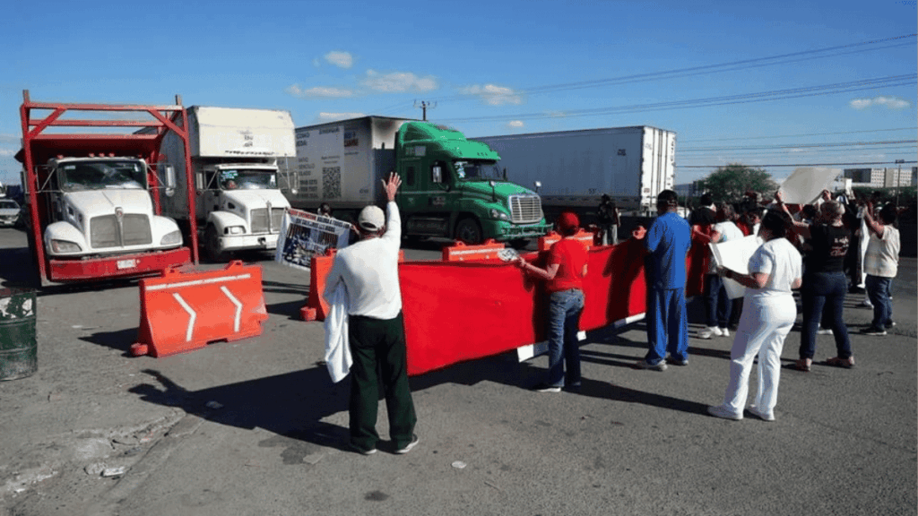Trabajadores del IMSS bloquean avenida Miguel Alemán - NotiViral